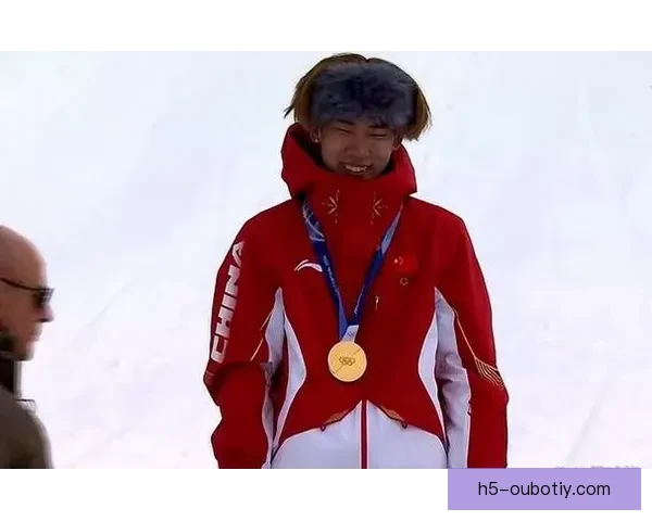 中国首金时刻苏翊鸣披旗怒吼